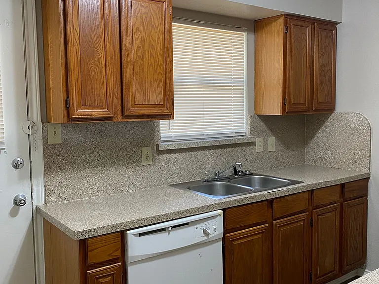 1112 Valley View St — Photo 8