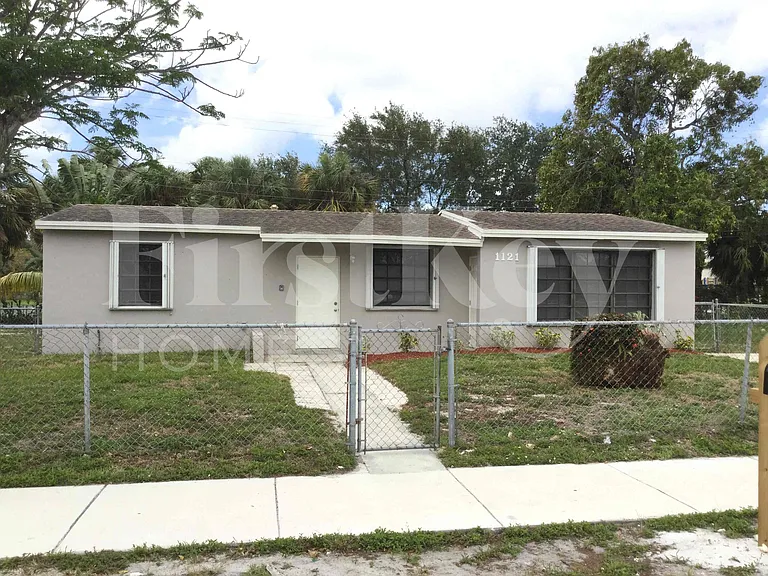 1121 NW 23rd Ter — Photo 1