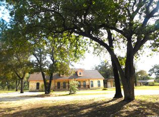 110 Hunters Gln, Floresville, TX 78114
