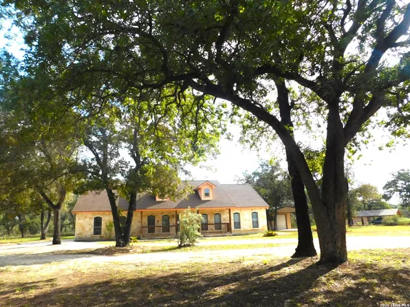 110 Hunters Glen, Floresville, TX 78114