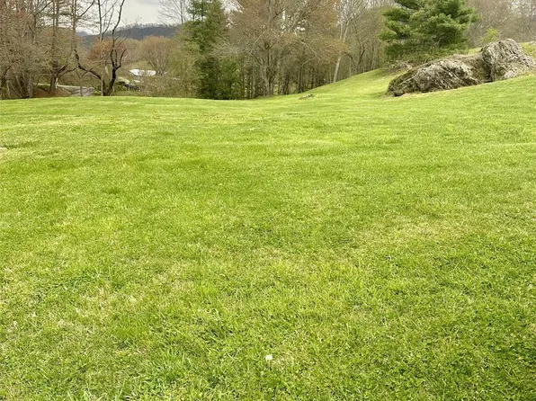 Berry Ln, Waynesville, NC 28785