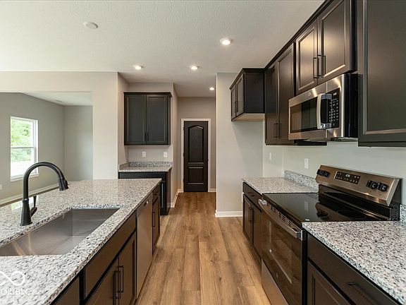 5th image of 331 Oxford Ln