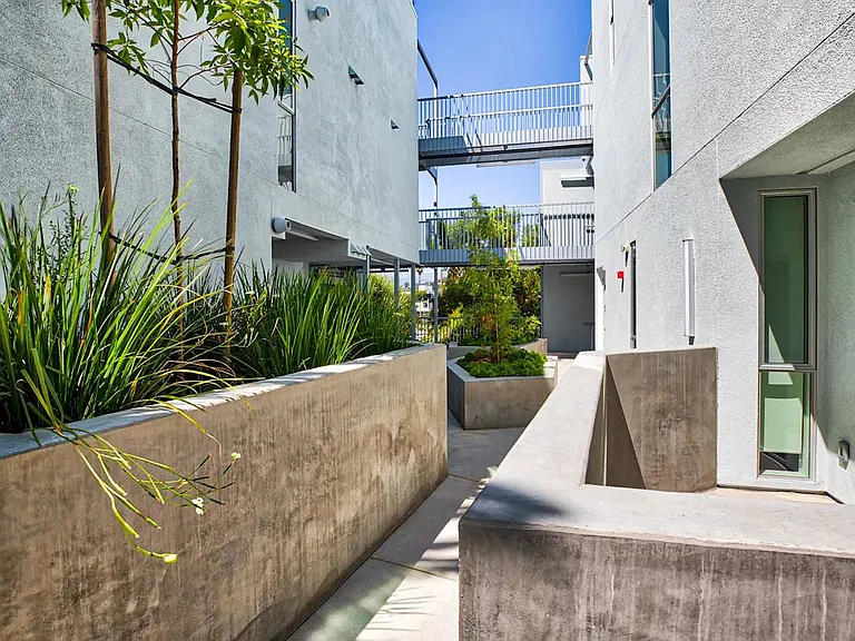 1048 Manzanita — Photo 9