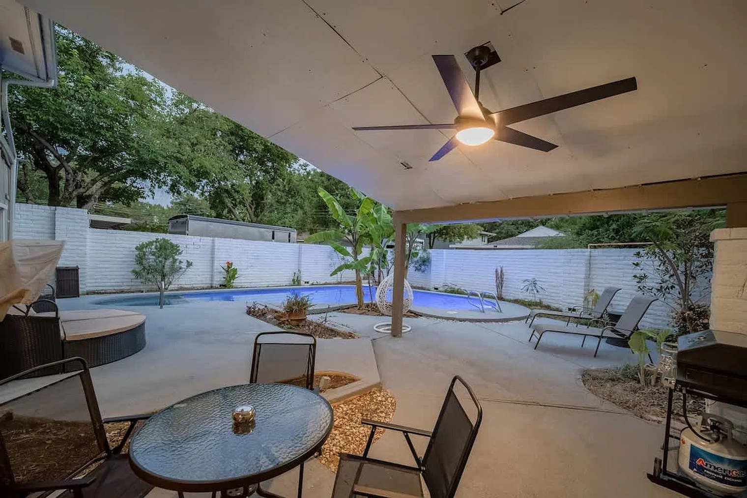 5 bed, 2.0 bath, 2346 sqft, $5,590 — Photo 3