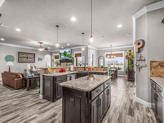 5th image of 139 Stanford Ln