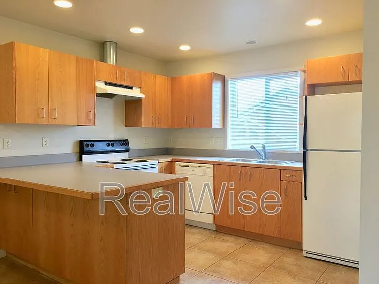 219 NW 6th St #3 — Photo 3