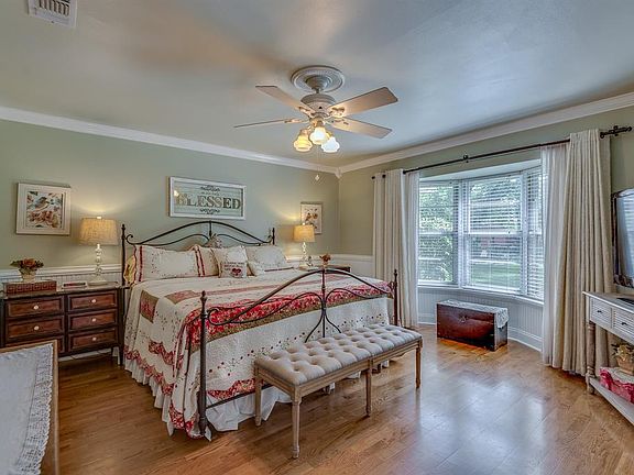 3rd image of 202 Southwood Cir
