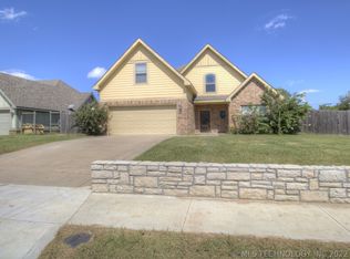 321 E 5th St, Skiatook, OK 74070