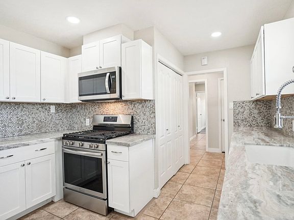 4th image of 82235 Sierra Ave