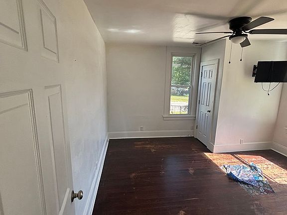 4th image of 2159 N Main Ave