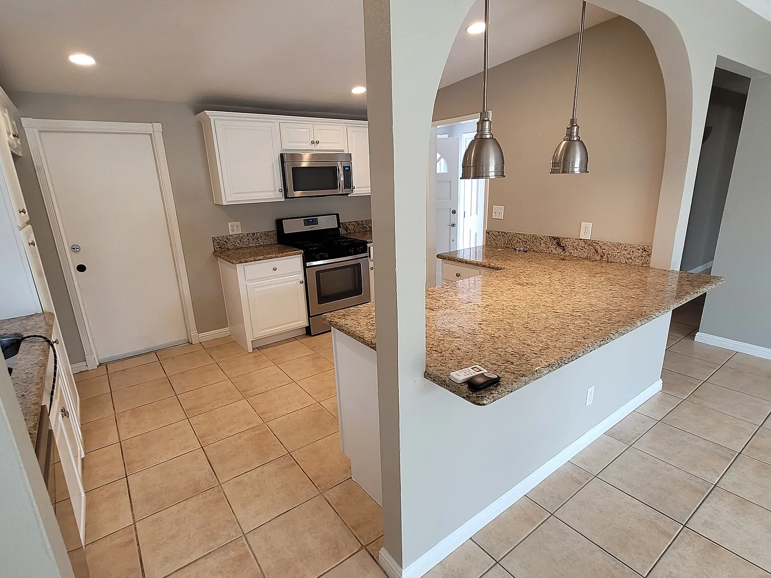 3 bed, 1032 sqft, $3,600 — Photo 3