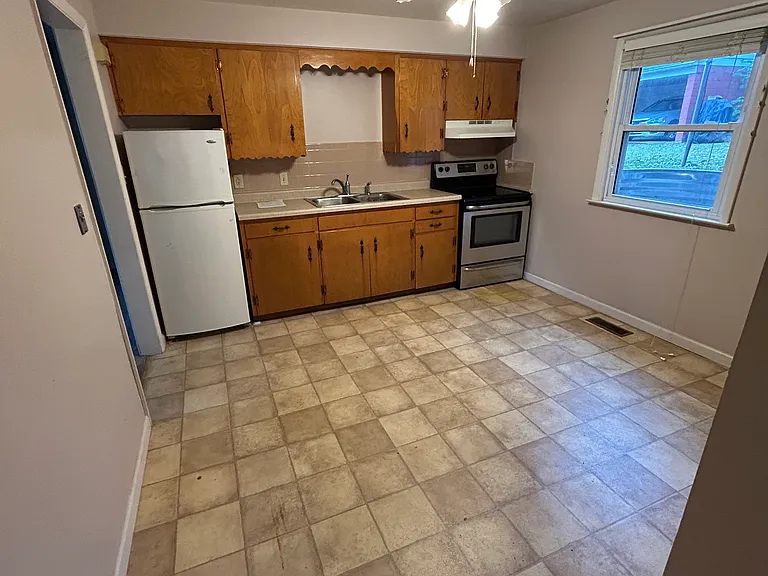 1366 Robinhood Ln — Photo 3