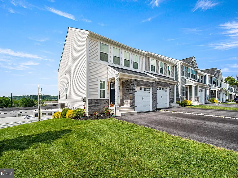 220 Chase Dr — Photo 2