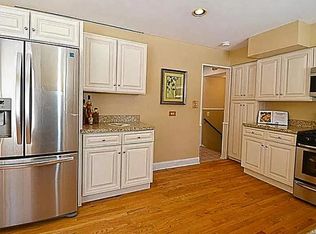 16W267 93rd Pl, Burr Ridge, IL 60527