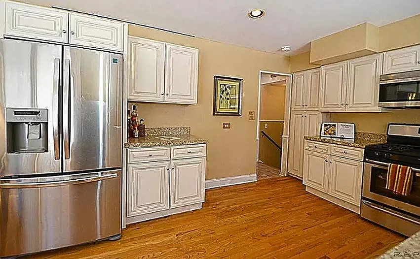 16W267 93rd Pl photo 1