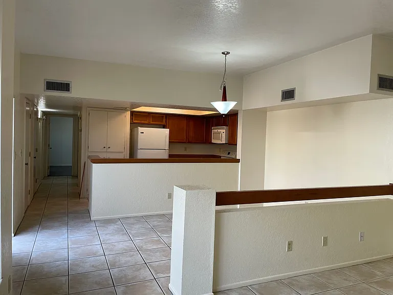 716 N Hayden Dr — Photo 5