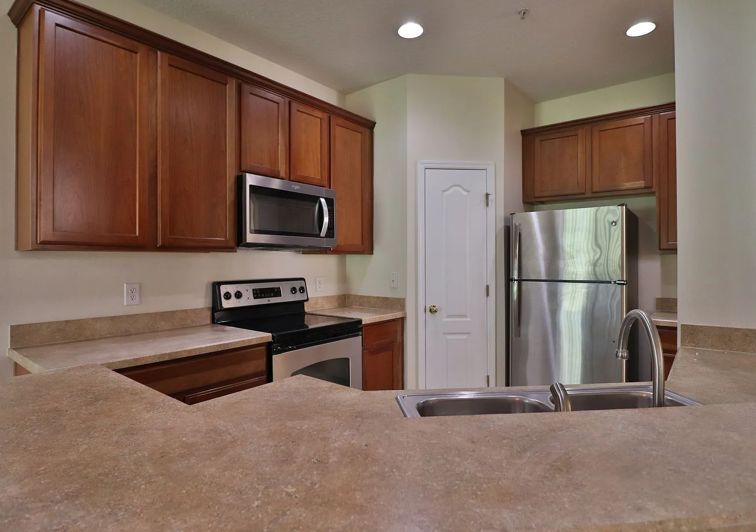 3/2.5/2 Town Home in gated community with public pool! — Photo 3