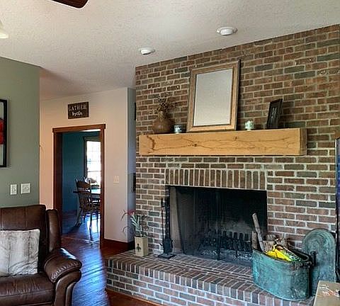 Living room w/fire place