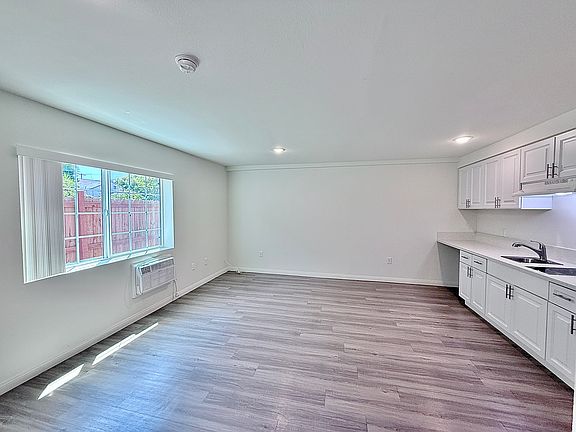 3rd image of 6929 Morella Ave APT 6