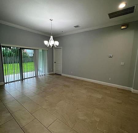4th image of 722 SE Thornhill Dr