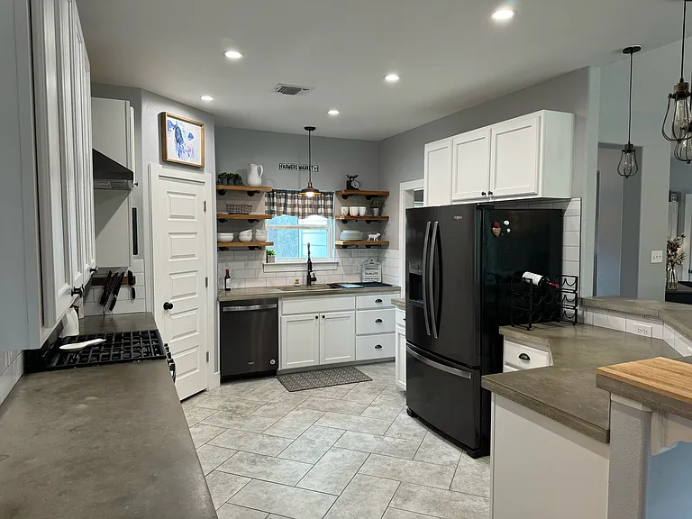914 Bear Springs Trl — Photo 35