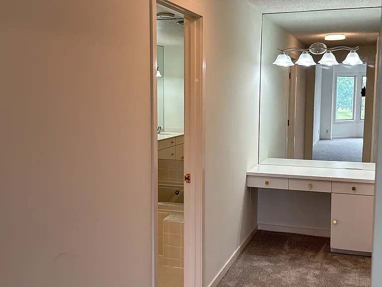 Chelsea Condos — Photo 53