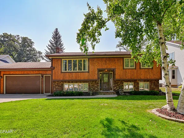 1717 19th St NW, East Grand Forks, MN 56721