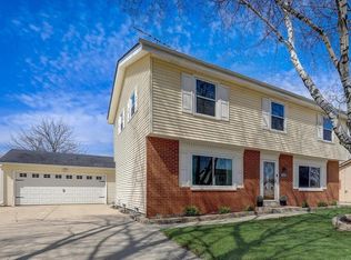 229 S Regis Rd, Saukville, WI 53080