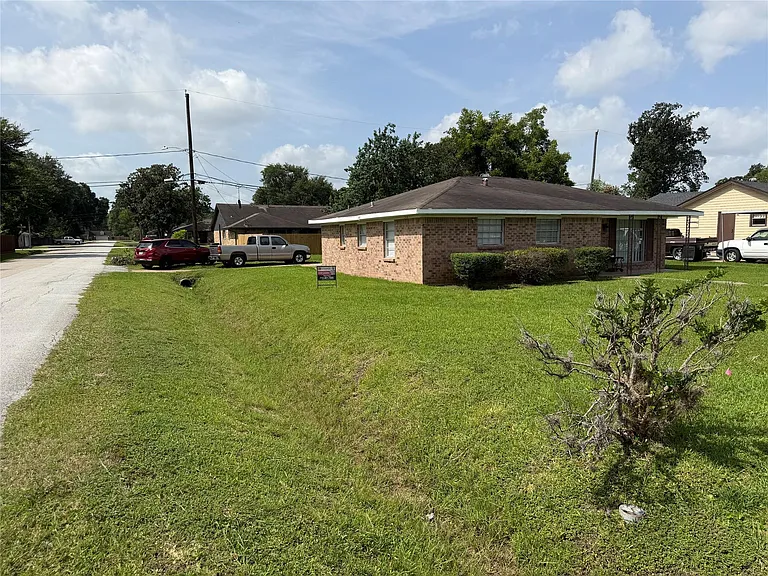 3203 Cliffdale St — Photo 2