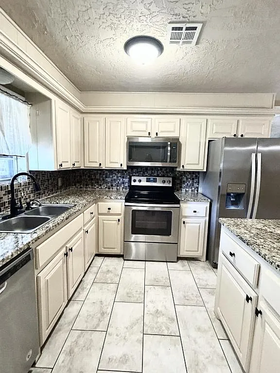 7211 NW Kingsbury Ave — Photo 1