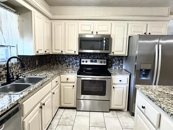 7211 NW Kingsbury Ave, Lawton, OK 73505