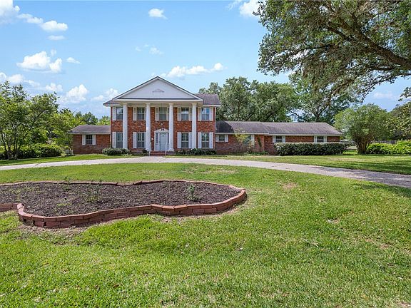 2nd image of 301 Cedar Cir
