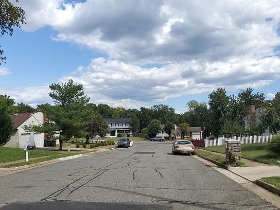 4th image of 9273 Thornwood Ln