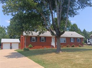 8210 Meadowview Ln, Mechanicsville, VA 23111