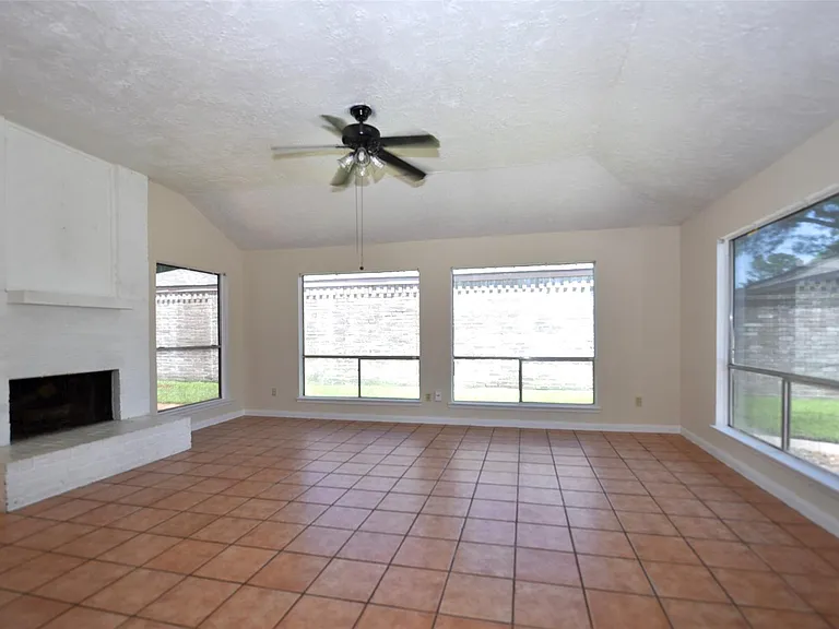 16222 Queensdale Dr — Photo 11