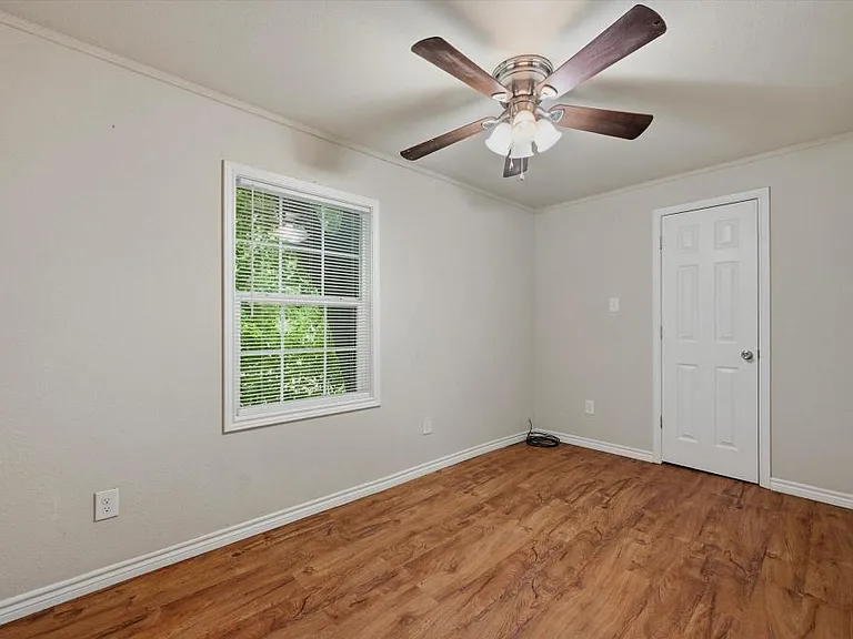 2112 W Bond St — Photo 16