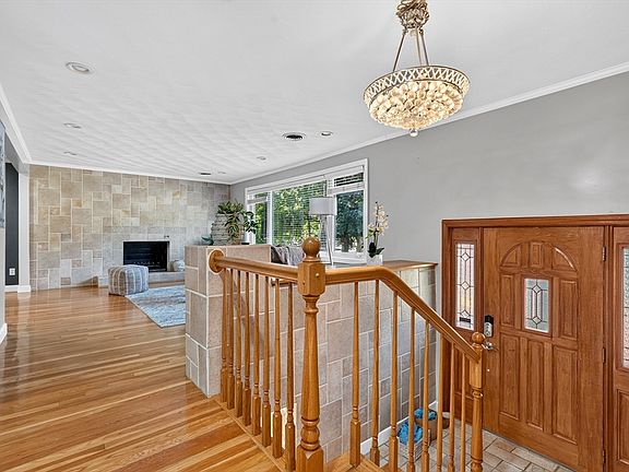 4th image of 32 Bobolink Rd