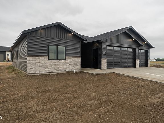 3rd image of 200 Paradise Dr