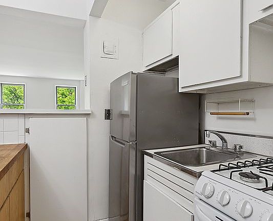 3rd image of 225 E 76th St APT 4D