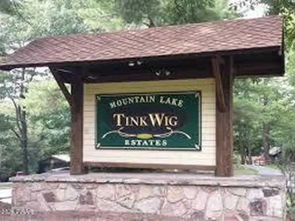 472 Eastwood Cir, Hawley, PA 18428