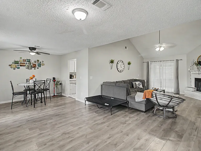 703 Woods Ct — Photo 2