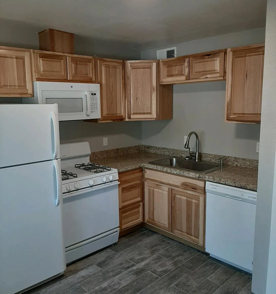 2 bed, 950 sqft, $1,675 — Photo 2