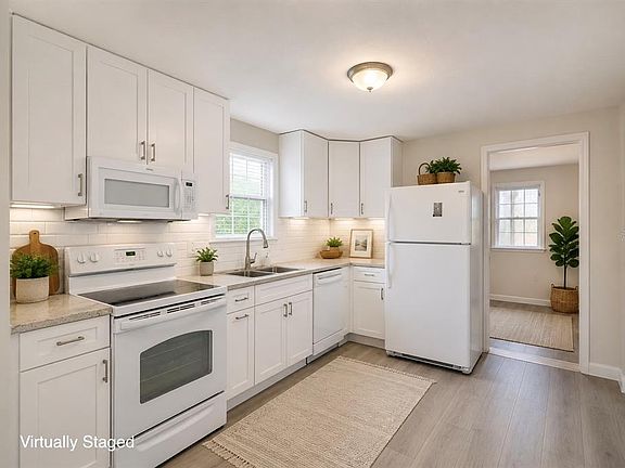 3rd image of 702 W HILLSBORO STREET