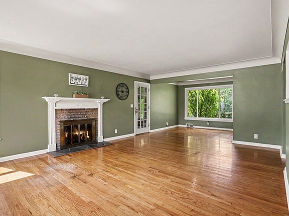 3rd image of 1835 Banbury Rd