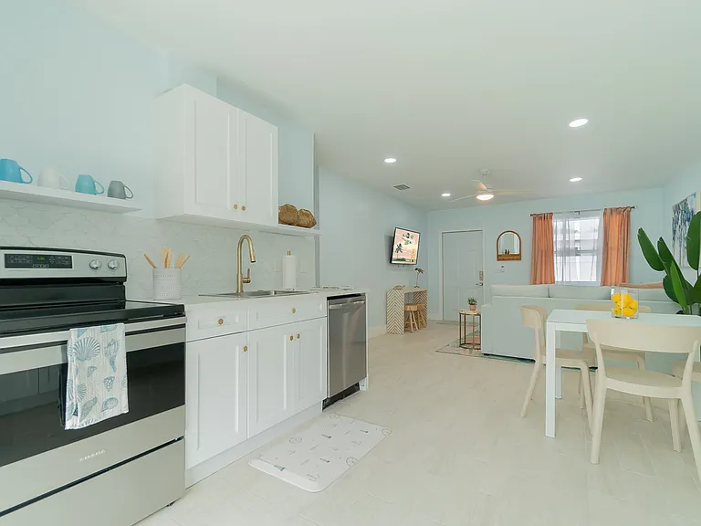 1332 Longwood St #1 — Photo 11