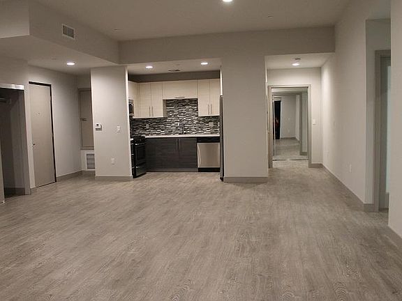 4th image of 3714 Kelton Ave #404