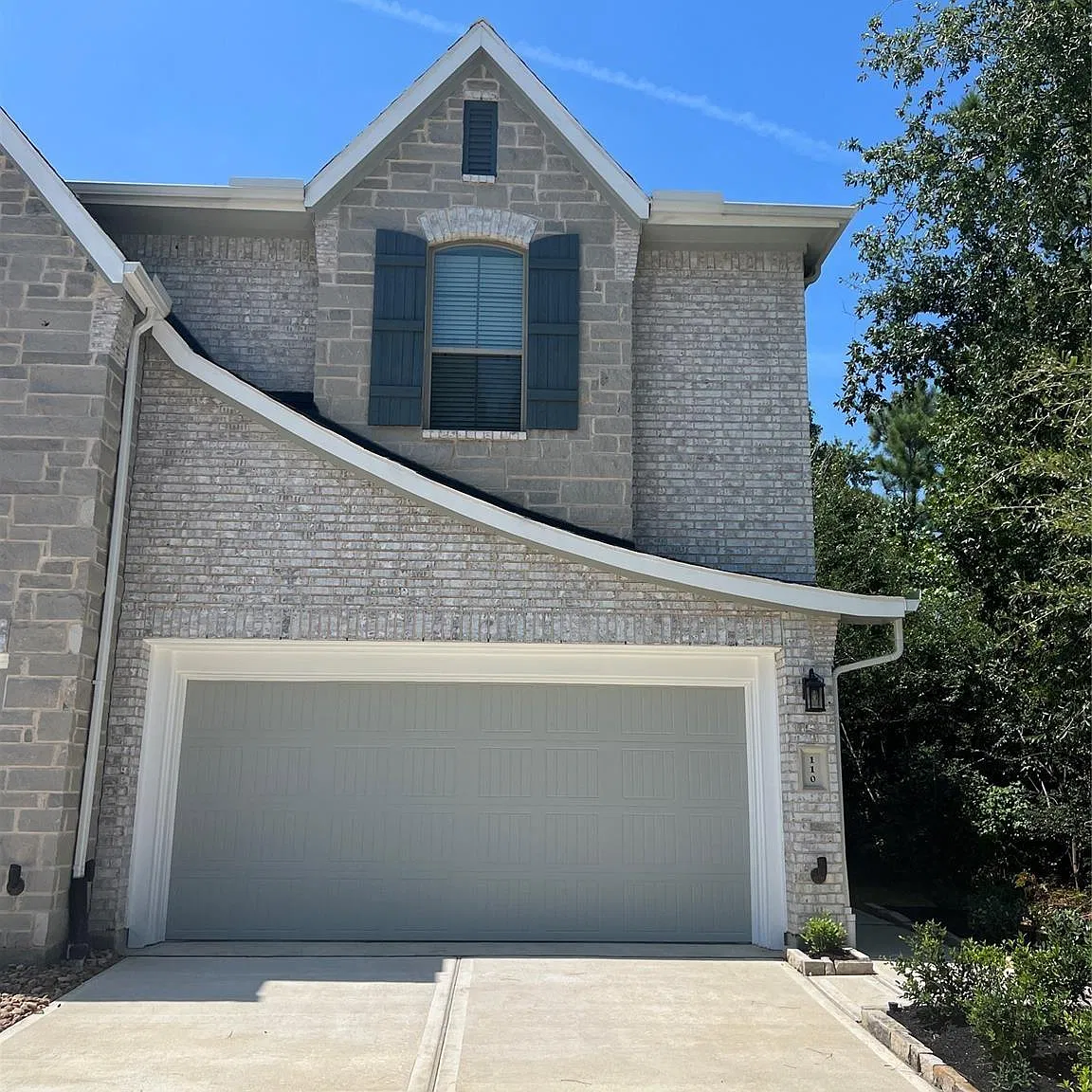3 bed, 2.5 bath, 2313 sqft, $2,300 — Photo 2