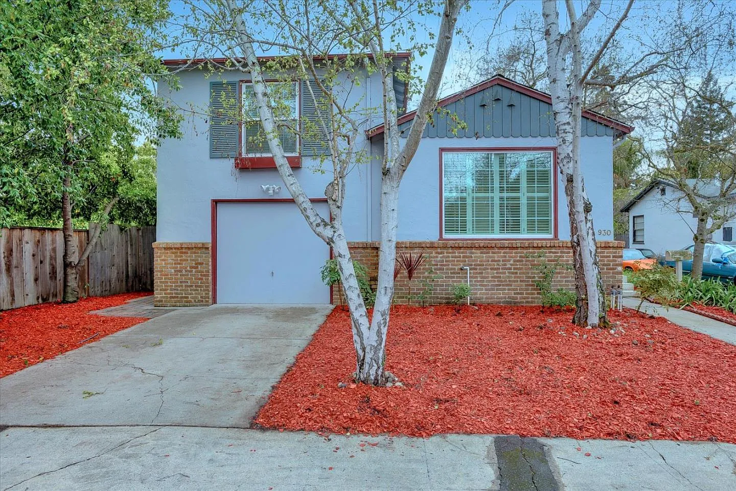 930 Grand St photo 1
