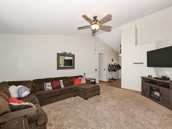 5th image of 607 Stephanie St