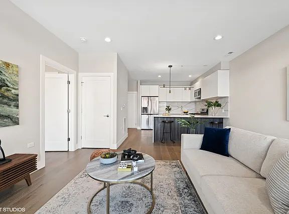2nd image of 2342 W Adams St #201